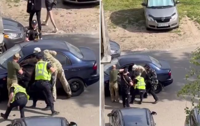 У Сумах поліція і військові силою витягли чоловіка з машини, у ТЦК відреагували